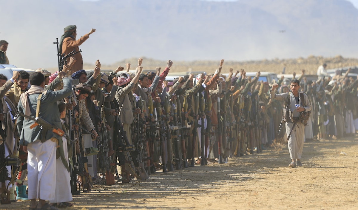 مقاتلون يمنيون احتشدوا في منطقة حرف سفيان شمال صنعاء (أ ف ب)