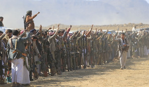 مقاتلون يمنيون احتشدوا في منطقة حرف سفيان شمال صنعاء (أ ف ب)