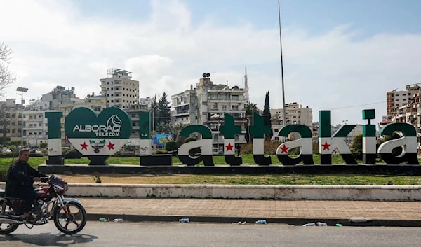 منذ سقوط النظام، بدا الساحل «متروكاً» بلا ظهير سياسي أو اجتماعي (أ ف ب)