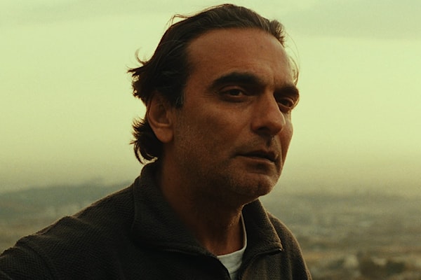 قال ذات مرة: «حياتي تتكون من أشياء صغيرة: الكتب، والمشي، والقهوة، والصمت. التمثيل جزء من هذا الصمت»