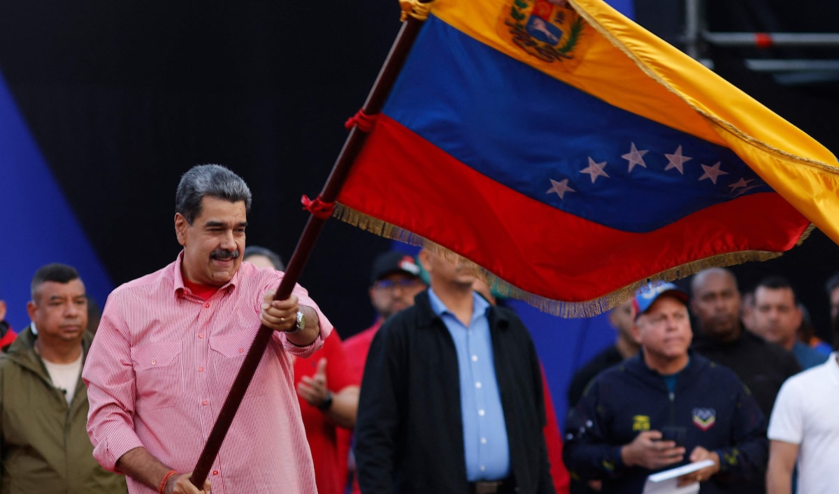 شارك مادورو في مسيرة في وسط كاراكاس مع عشرات الآلاف من أعضاء «لجان الشباب المجتمعي»، لدعم الاستشارات الشعبية القادمة (أ ف ب)