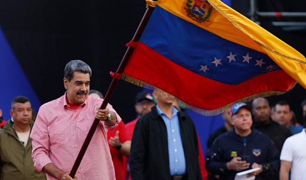 شارك مادورو في مسيرة في وسط كاراكاس مع عشرات الآلاف من أعضاء «لجان الشباب المجتمعي»، لدعم الاستشارات الشعبية القادمة (أ ف ب)