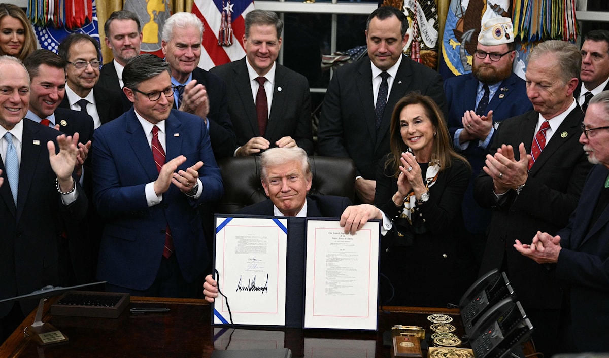 ظهر ترامب حريصاً على استعادة زمام المبادرة في الملفّ الاقتصادي، والذي كان أحد أسباب الخسارة الانتخابية لمعسكره مطلع الشهر الجاري (أ ف ب)