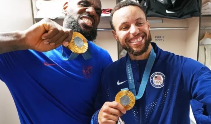 قادَ الثنائي جيمس وكوري المنتخب الأميركي للفوز بالميدالية الذهبية في أولمبياد باريس العام الماضي.