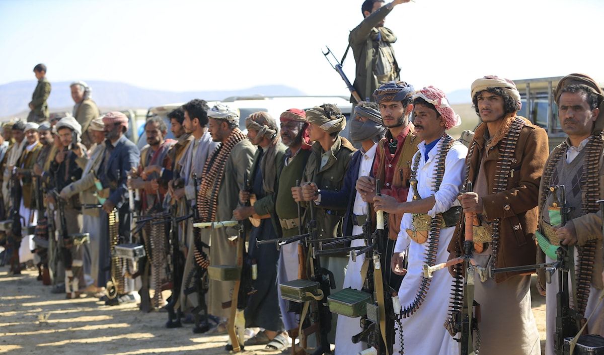 مقاتلون من «أنصار الله» في منطقة حرف سفيان شمال صنعاء (أ ف ب)