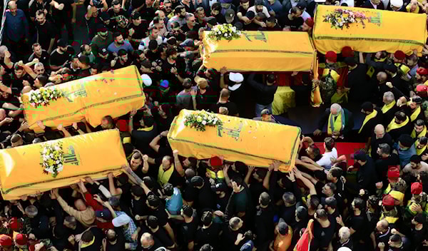 مئات اللبنانيّين يُشيِّعون خمسة شهداء لحزب الله، في النبطية، أمس (علي حشيشو)