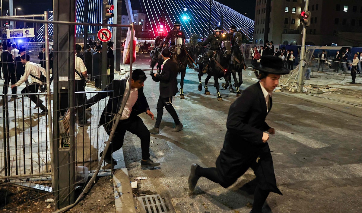 الشرطة الإسرائيلية تفرّق تظاهرة للحريديم في القدس ضد التجنيد في الجيش (أ ف ب)