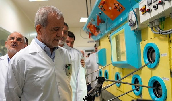 الرئيس مسعود بزشكيان يزور مقر منظمة الطاقة الذرية الإيرانية في طهران، أمس (أ ف ب)