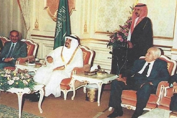 «الطائف» على طاولة النقد