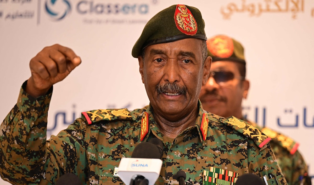 البرهان: مصممون على تطهير كل شبر من أرض الوطن (أ ف ب)
