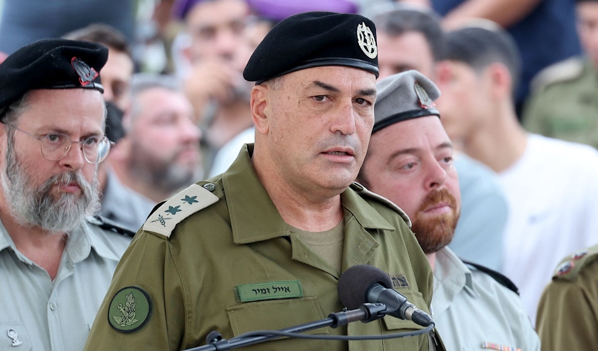 استدعى زامير عدداً من كبار الضباط لإبلاغهم بقرارات اتخذها بحق بعضهم (أ ف ب)