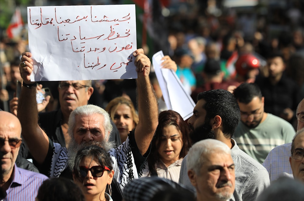 أطلق المتظاهرون الهتافات المؤكدة على ضرورة بقاء المقاومة (هيثم الموسوي)