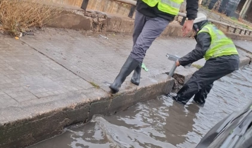 تجمع للمياه على طريق الشفروليه تحت جسر لميك (التحكم المروري)