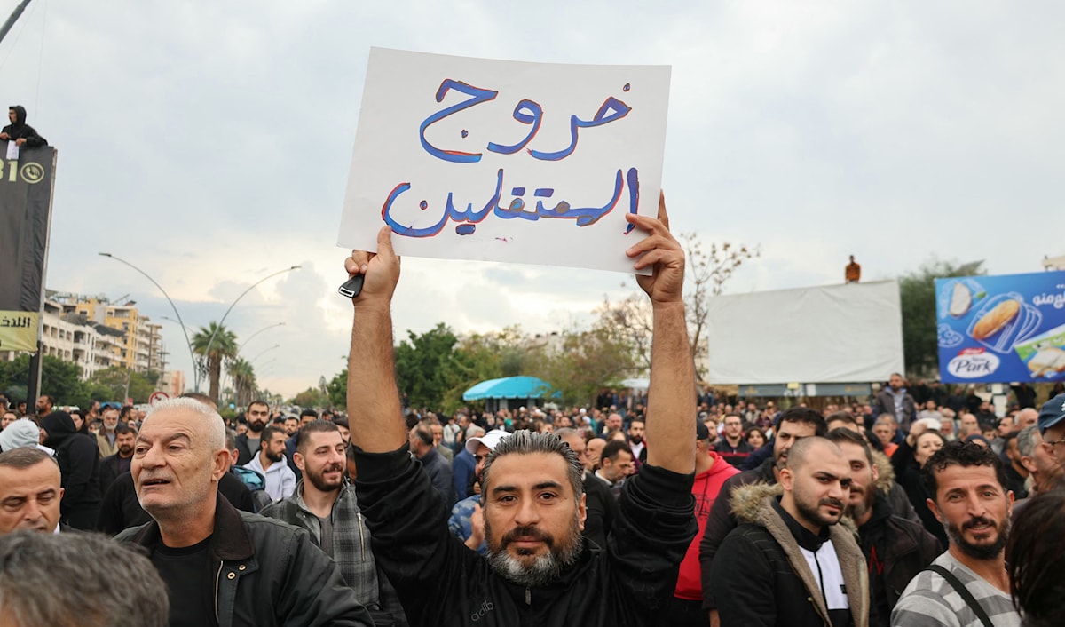 اختتم البيان بدعوة المتظاهرين للعودة إلى منازلهم (أ ف ب)