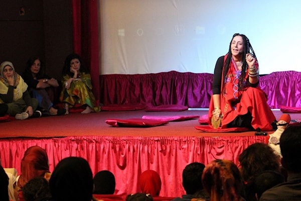 حكايات الأرض تُروى في الحمرا