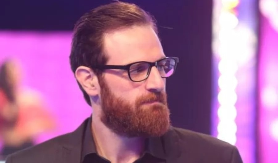 فؤاد يمين خلف الكاميرا وأمامها!