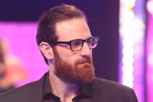 فؤاد يمين خلف الكاميرا وأمامها!