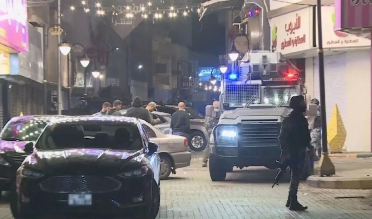 أحد المطلوبين كان متنكراً بزي نسائي للتخفي خلال عمليات إطلاق النار. (من الويب)