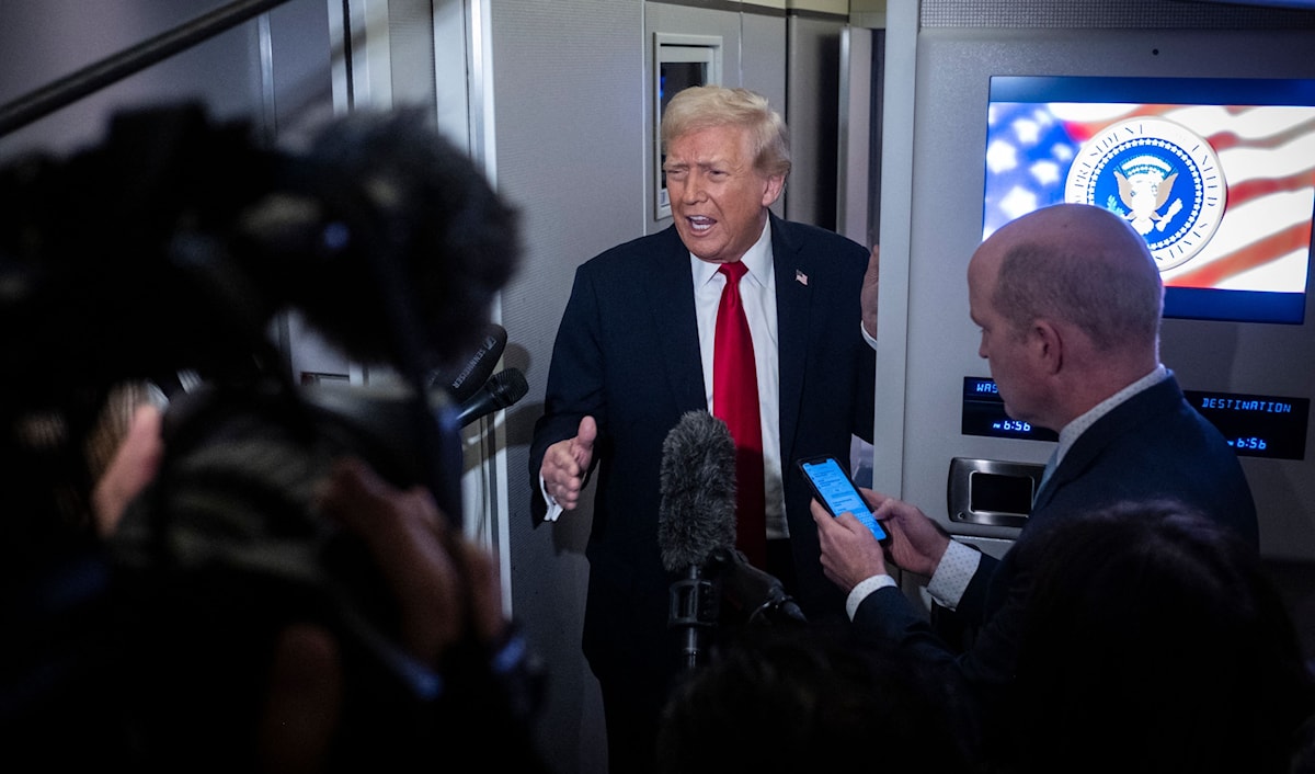 ترامب يتحدّث إلى الصحافيين على متن الطائرة الرئاسية (أ ف ب)