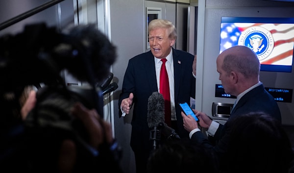 ترامب يتحدّث إلى الصحافيين على متن الطائرة الرئاسية (أ ف ب)