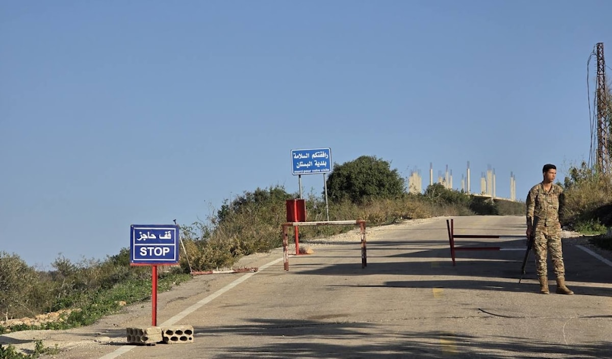 أولى محطات الجولة كانت في مقر القيادة في ثكنة صور (آمال خليل)