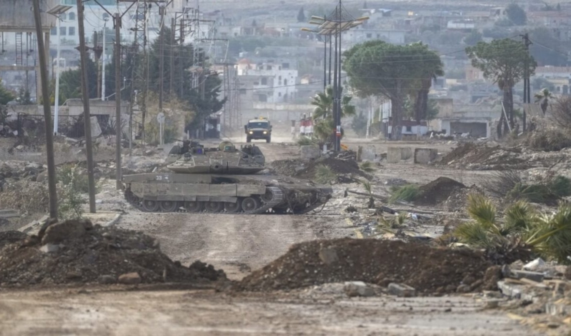 القوات الإسرائيلية تمنع المدنيين من دخول البلدة (من الويب)