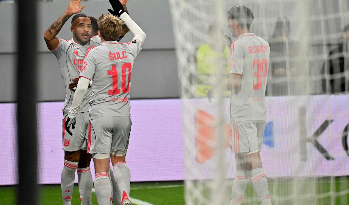 يدين ليون بفوزهِ إلى ثلاثية (هاتريك) نجمه كورنتان توليسو (25 و51 و54).