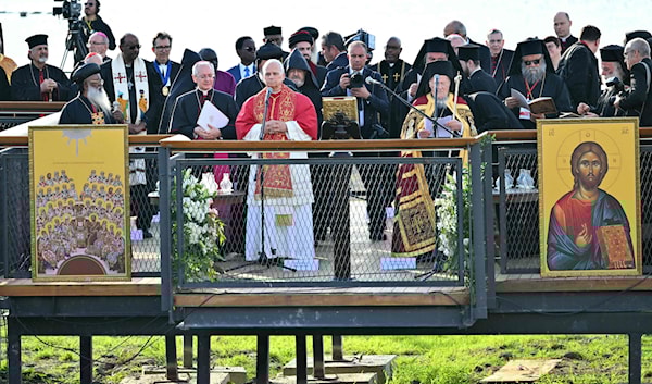 البابا لاوون الرابع عشر وبطريرك القسطنطينية، باثولوميو الأول، يقيمان قداساً، في مكان الكنيسة البيزنطية في منطقة بورصة (أ ف ب)