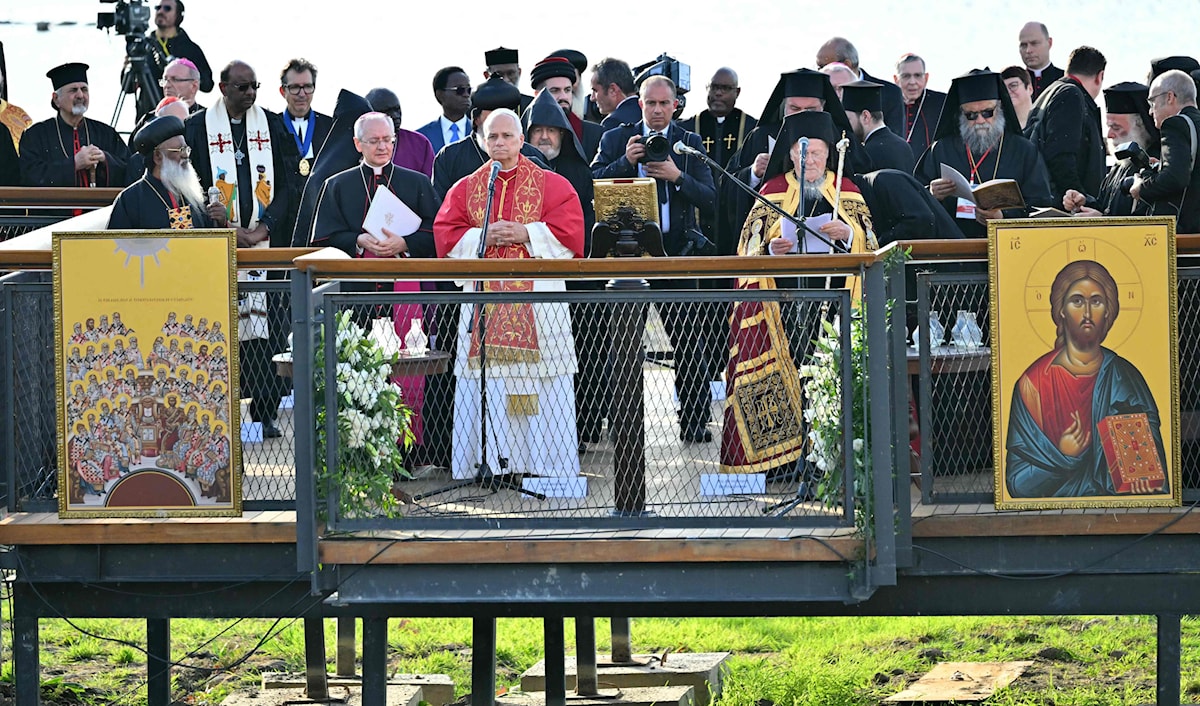 البابا لاوون الرابع عشر وبطريرك القسطنطينية، باثولوميو الأول، يقيمان قداساً، في مكان الكنيسة البيزنطية في منطقة بورصة (أ ف ب)
