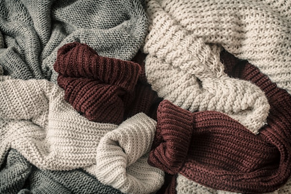 الأول يقدّم رفاهية هادئة، والثاني دفئاً عملياً وموثوقاً