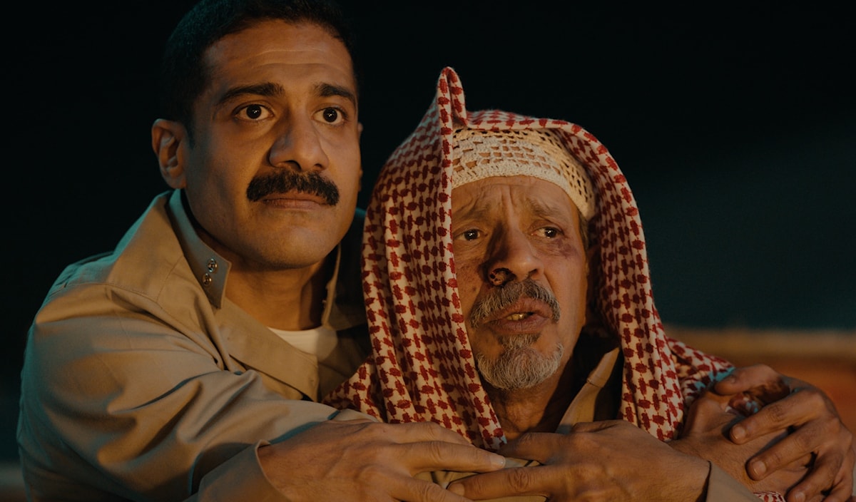 يمزج العمل بين التشويق والكوميديا السوداء.