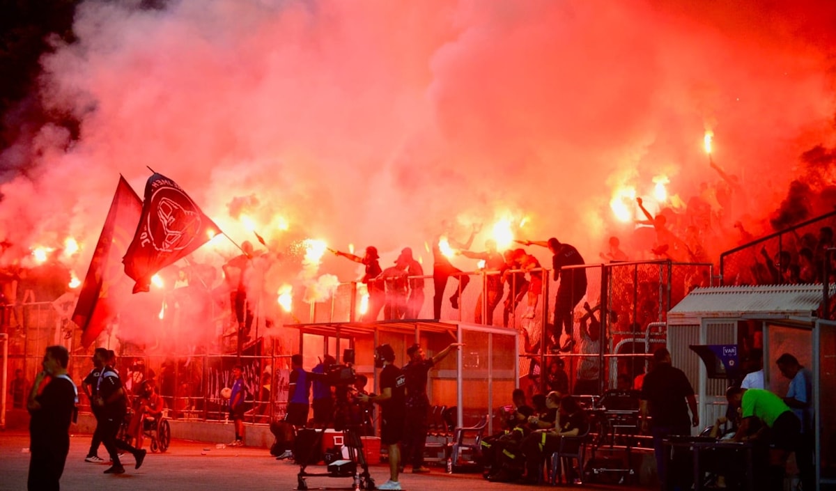 تناقلت وسائل اعلام عربية اللوحات التشجيعية التي رسمها جمهور النجمة (طلال سلمان)