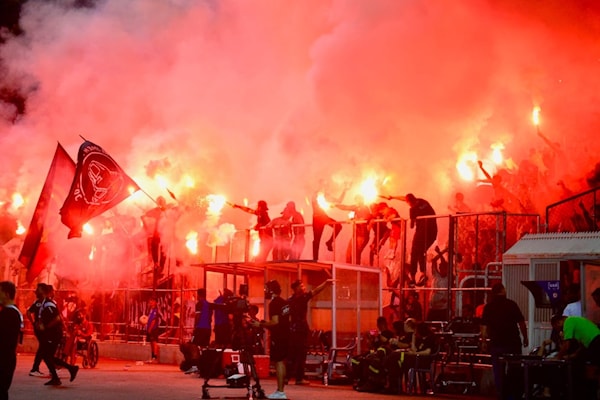 تناقلت وسائل اعلام عربية اللوحات التشجيعية التي رسمها جمهور النجمة (طلال سلمان)