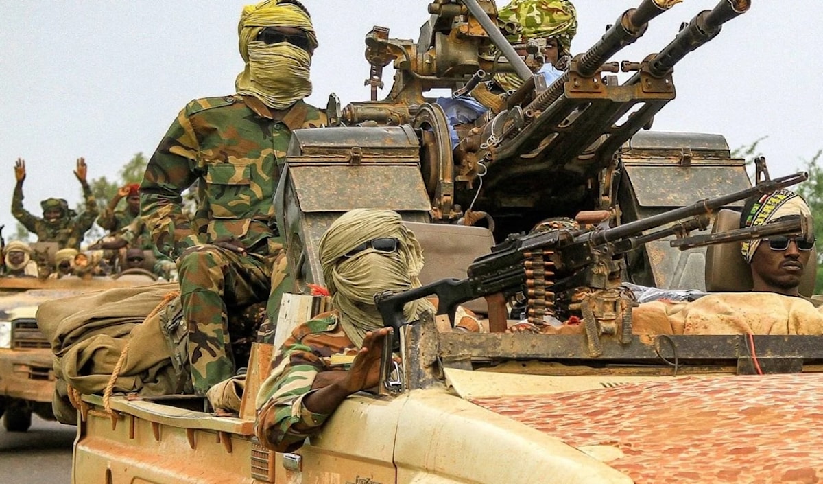 مقاتلون يقودون آليات عسكرية في السودان (فرانس برس)