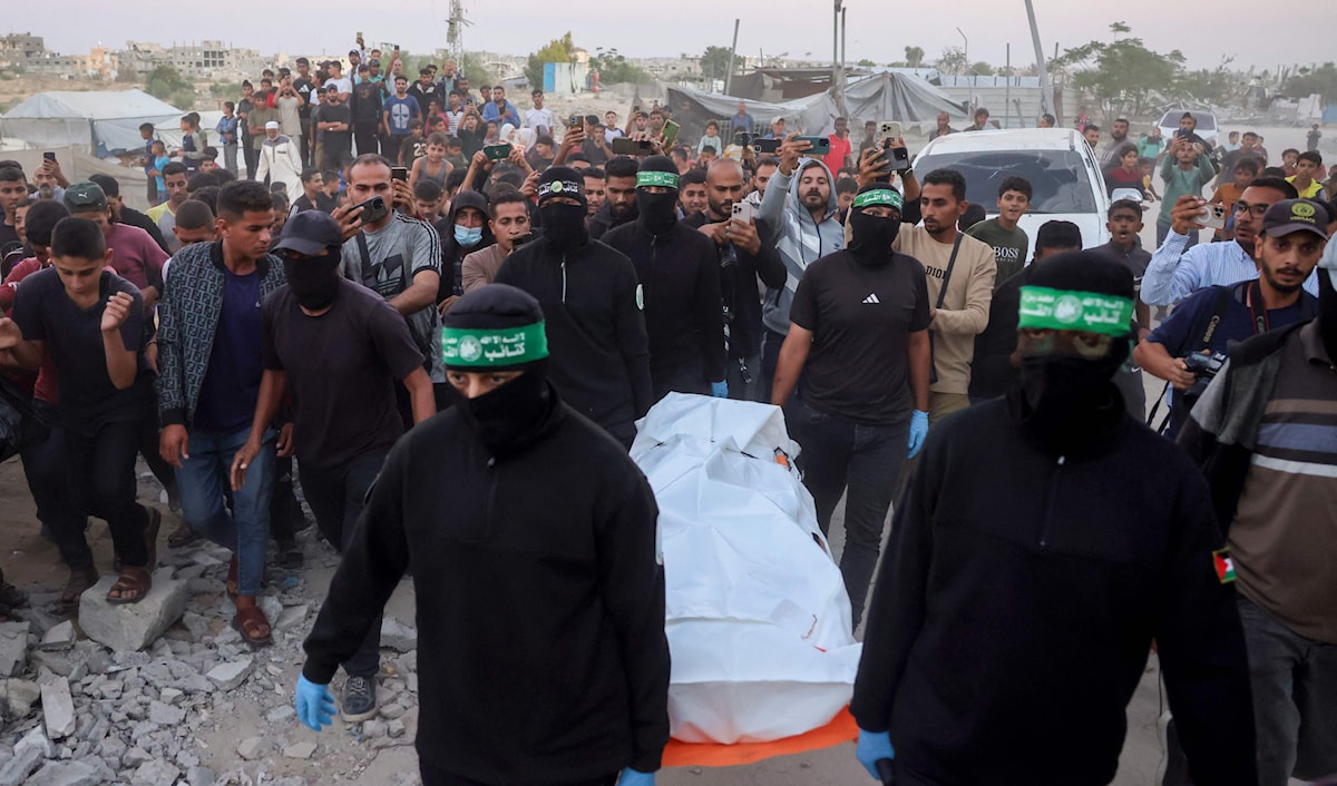 أفرجت «حماس» منذ بدء الاتفاق عن جثث 18 أسيراً من أصل 28 (أ ف ب)