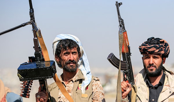 مقاتلان من "أنصار الله" خلال تحريك قوات في صنعاء (أ ف ب)