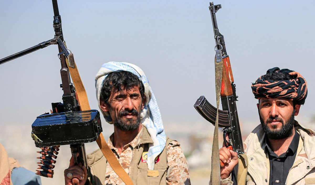 مقاتلان من "أنصار الله" خلال تحريك قوات في صنعاء (أ ف ب)