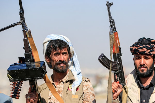 مقاتلان من "أنصار الله" خلال تحريك قوات في صنعاء (أ ف ب)