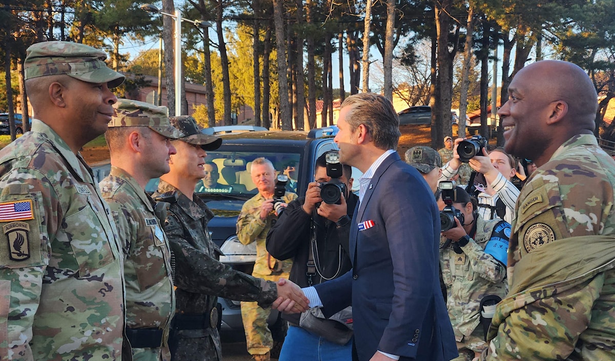 رافق وزير الدفاع الكوري الجنوبي نظيره الأميركي إلى بانمونغوم (أ ف ب)