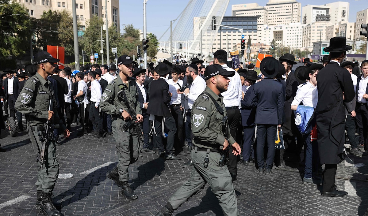 اعتقلت شرطة الاحتلال عشرات من المشتبه بهم في قضية فساد محتملة داخل «الهستدروت» (أ ف ب)
