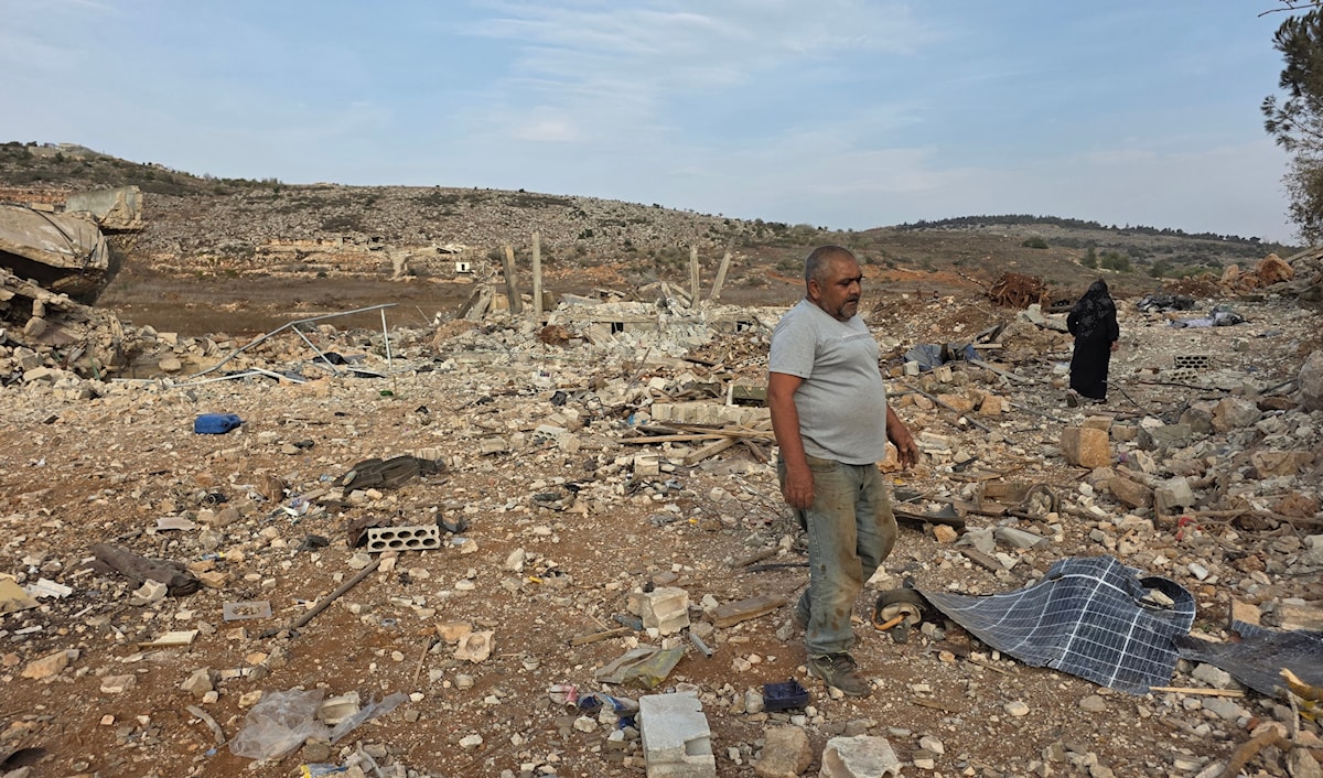 حسان عمار على انقاض منزله الذي دمرjه قوة اسرائيلية توغلت لنحو  ٢٠٠ شرق ميس الجبل أمس (الأخبار)