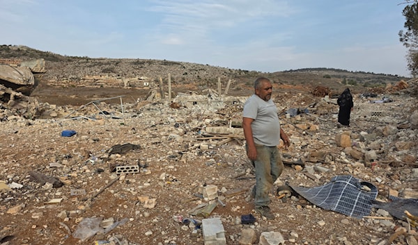 حسان عمار على انقاض منزله الذي دمرjه قوة اسرائيلية توغلت لنحو  ٢٠٠ شرق ميس الجبل أمس (الأخبار)
