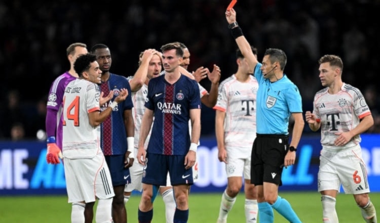 تأخّرَ سان جيرمان بهدفَين سجّلهما الكولومبي لويس دياس في الدقيقتَين 4 و32، قبل أن يُطرد الجناح الدولي إثر تدخلٍ عنيف.