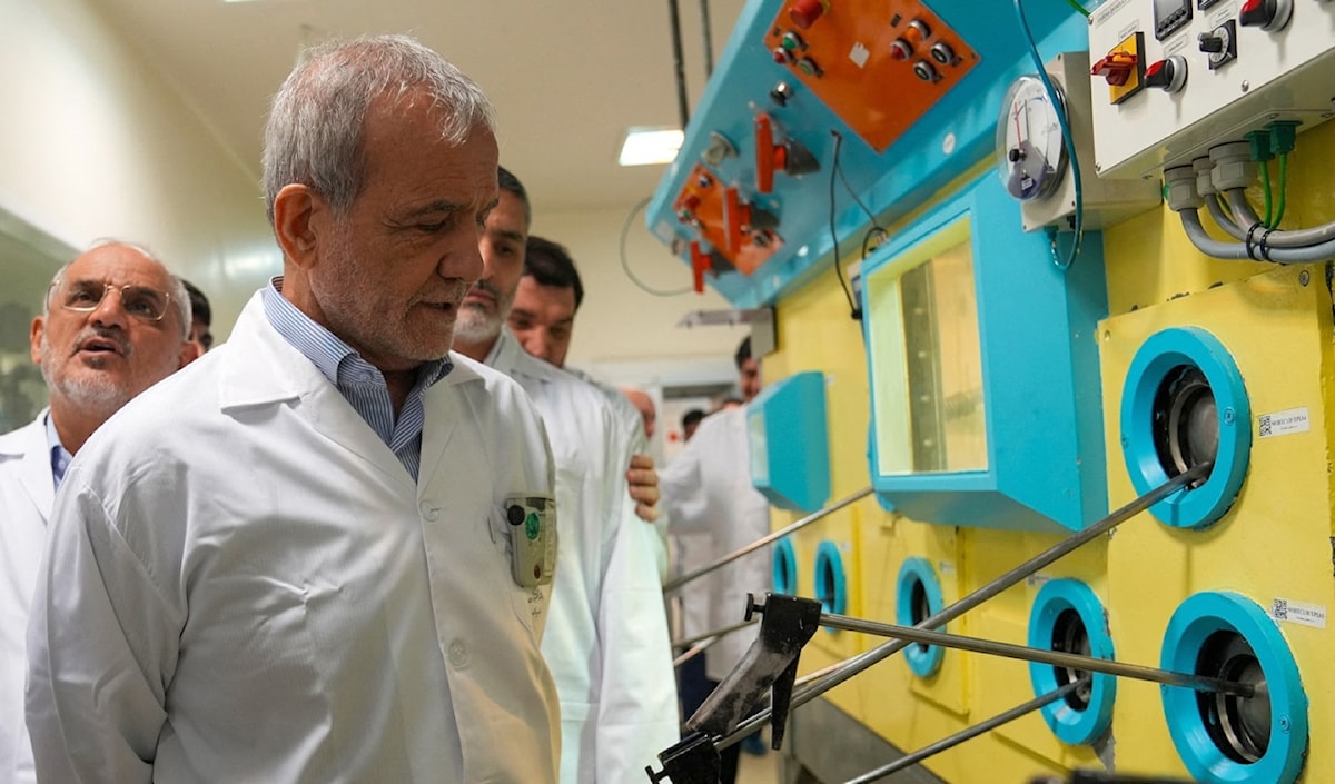 بزشكيان: التضخم يُعدّ من أخطر المشكلات التي تواجه إيران اليوم (أ ف ب)