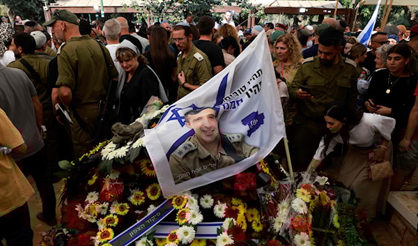 مشيّعون إسرائيليون يشاركون، في تل أبيب، في جنازة الكولونيل عساف حمامي الذي سلّمت حركة «حماس» جثته في وقت سابق (أ ف ب)