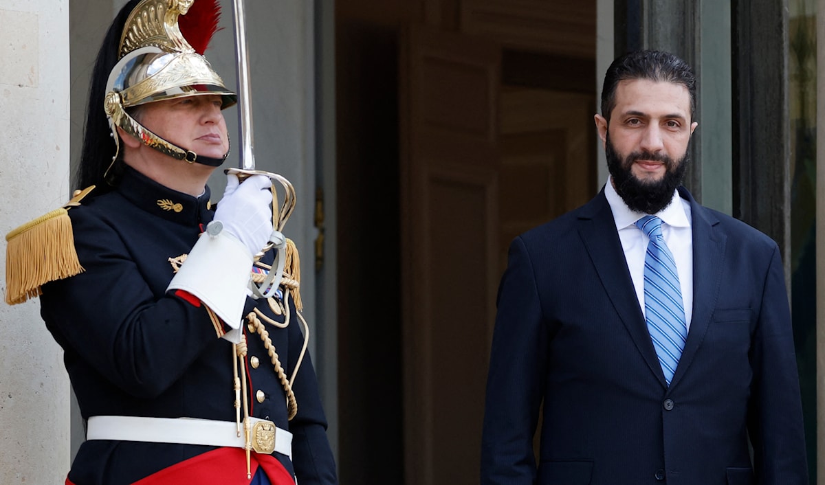 تُعدّ الهيكلية الفصائلية الحالية للسلطات الانتقالية أحد أبرز أسباب تأخّر انضمامها إلى «التحالف» (أ ف ب)