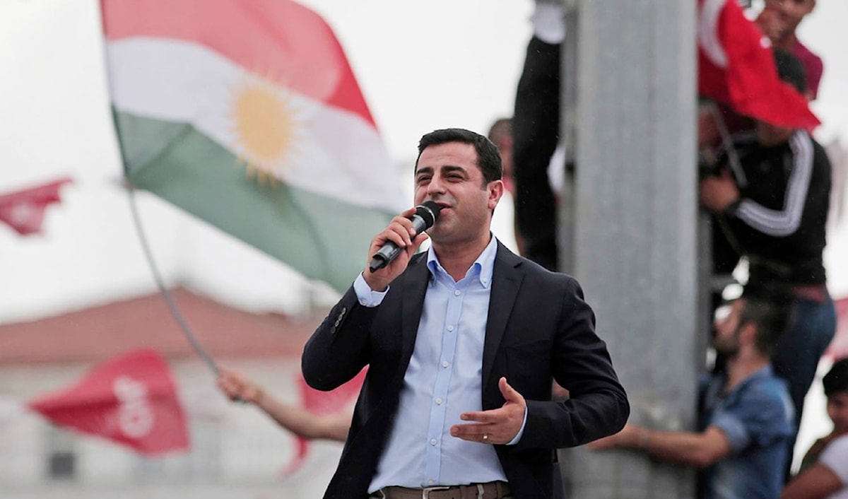 وُجهت إلى دميرتاش تهمٌ عدة بينها «الدعاية الإرهابية» لصالح حزب العمال الكردستاني (من الويب)