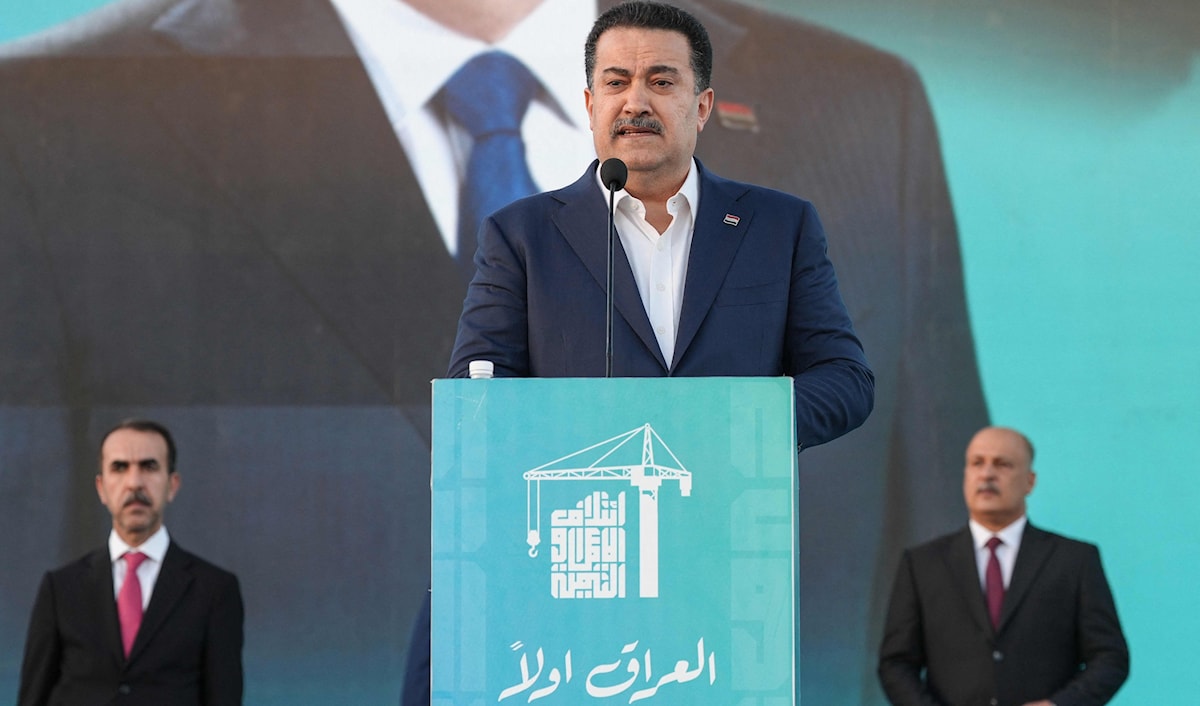 رئيس الوزراء العراقي، محمد شياع السوداني، يلقي خطاباً في تجمّع انتخابي في النجف لقائمة "ائتلاف التنمية وإعادة الإعمار" التي يدعمها (أ ف ب)