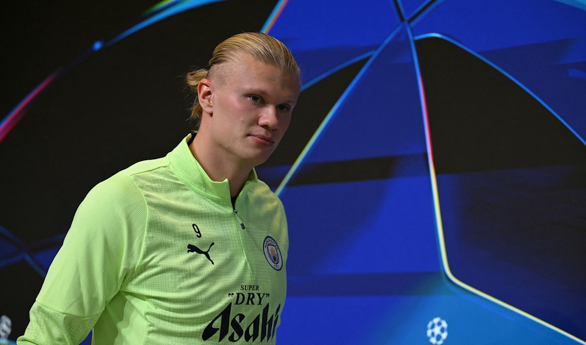 أشاد غوارديولا بمهاجمه النروجي الذي رفع رصيده هذا الموسم إلى 26 هدفاً (أ ف ب)