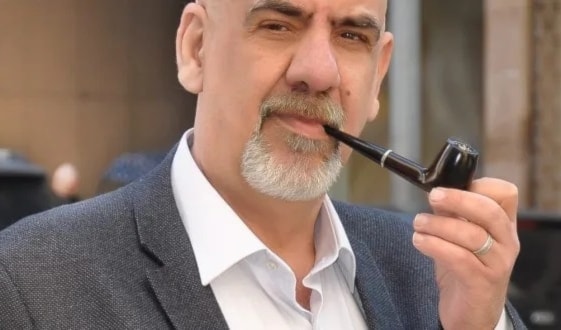 قُبَّعَتانِ لِعَمِيلٍ مُزْدَوَج (إلى إسكندر حبش)